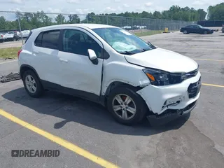 2020 Chevrolet Trax LS z VIN KL7CJKSB6LB030937, wystawiony jako IAAI lot #42398978 z przebiegiem 55 011 mil mil oraz . Historia ofert i sprzedaży dostępna na DreamBid. Obrazek 1.