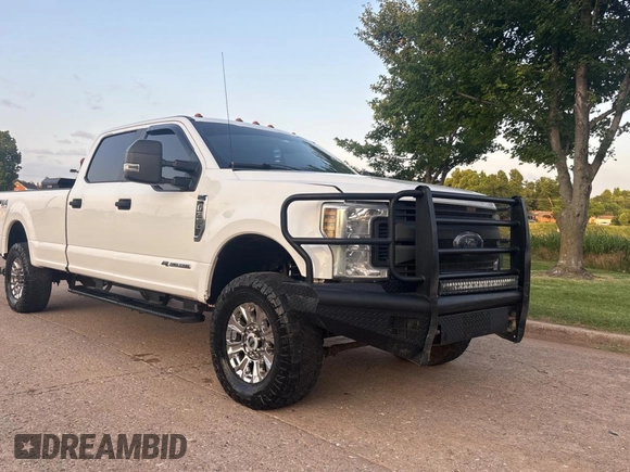 2018 Ford F-250 XL z VIN 1FT7W2BT3JEC63202, wystawiony jako Copart lot #61693645 z przebiegiem 250 139 mil mil oraz Czysty tytuł • Clean title. Historia ofert i sprzedaży dostępna na DreamBid. Obrazek 1.