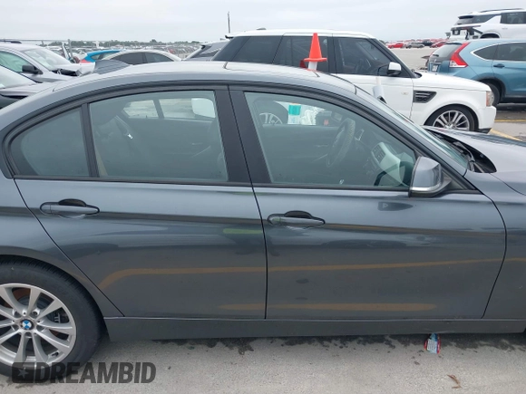 2016 BMW 3 Series 320i xDrive z VIN WBA8A3C53GK551754, wystawiony jako IAAI lot #42399516 z przebiegiem 135 571 mil mil oraz . Historia ofert i sprzedaży dostępna na DreamBid. Obrazek 13.