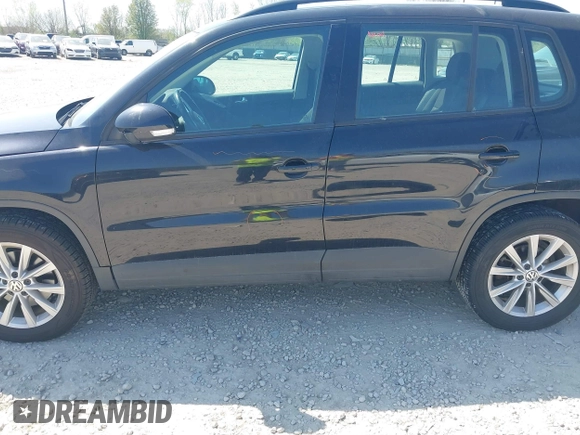 2017 Volkswagen Tiguan S z VIN WVGBV7AX8HK049943, wystawiony jako IAAI lot #42055240 z przebiegiem 113 330 mil mil oraz . Historia ofert i sprzedaży dostępna na DreamBid. Obrazek 15.