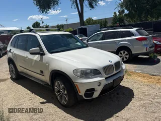 2012 BMW X5 35d z VIN 5UXZW0C56C0B89000, wystawiony jako Copart lot #67116185 z przebiegiem 165 482 mil mil oraz Czysty tytuł • Clean title. Historia ofert i sprzedaży dostępna na DreamBid. Obrazek 1.
