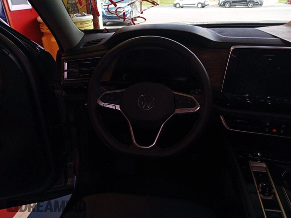 2024 Volkswagen Atlas SE with VIN 1V2HR2CAXRC567612, listed as a IAAI auction lot 42678513 with 19,523 mi miles and . Bid and sale history available at DreamBid. Image 10.