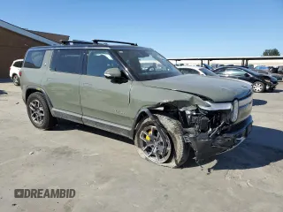 2022 Rivian R1S Launch Edition z VIN 7PDSGABL6NN000590, wystawiony jako Copart lot #61510904 z przebiegiem Nie podano mil oraz Szkody całkowita. Historia ofert i sprzedaży dostępna na DreamBid. Obrazek 4.