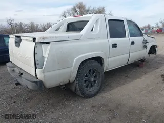 2005 Chevrolet Avalanche Z71 with VIN 3GNEK12ZX5G158843, listed as a IAAI auction lot 41776029 with 1 mi miles. Bid and sale history available at carsss.com. Image 4.