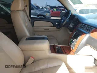 2008 Chevrolet Tahoe LTZ z VIN 1GNFK13028R196298, wystawiony jako IAAI lot #41634511 z przebiegiem 213 253 mil mil oraz . Historia ofert i sprzedaży dostępna na DreamBid. Obrazek 5.