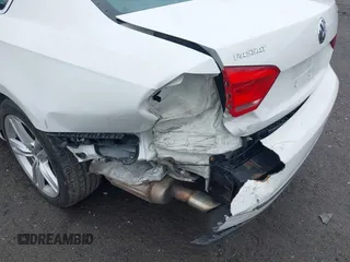 2015 Volkswagen Passat SE z VIN 1VWBT7A38FC062252, wystawiony jako IAAI lot #42206024 z przebiegiem 172 808 mil mil oraz . Historia ofert i sprzedaży dostępna na DreamBid. Obrazek 6.