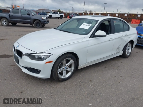 2013 BMW 3 Series 320i xDrive z VIN WBA3C3C50DF981637, wystawiony jako IAAI lot #41834187 z przebiegiem 79 406 mil mil oraz . Historia ofert i sprzedaży dostępna na DreamBid. Obrazek 2.