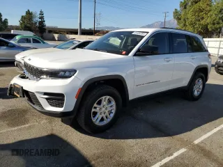 2023 Jeep Grand Cherokee Laredo z VIN 1C4RJGAG5PC610249, wystawiony jako Copart lot #81630784 z przebiegiem 43 286 mil mil oraz Szkoda całkowita • Salvage title. Historia ofert i sprzedaży dostępna na DreamBid. Obrazek 1.