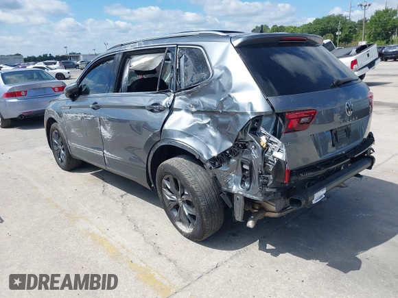 2023 Volkswagen Tiguan SE z VIN 3VVNB7AX5PM064693, wystawiony jako IAAI lot #42033011 z przebiegiem 38 220 mil mil oraz . Historia ofert i sprzedaży dostępna na DreamBid. Obrazek 3.