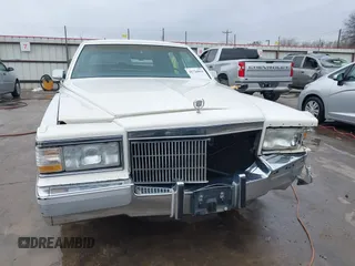 1991 Cadillac Brougham z VIN 1G6DW5470MR718950, wystawiony jako IAAI lot #41726864 z przebiegiem 207 324 mil mil oraz . Historia ofert i sprzedaży dostępna na DreamBid. Obrazek 13.