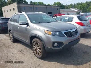 2011 Kia Sorento EX z VIN 5XYKUDA24BG064639, wystawiony jako IAAI lot #42369960 z przebiegiem 133 687 mil mil oraz . Historia ofert i sprzedaży dostępna na DreamBid. Obrazek 1.