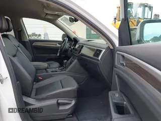 2019 Volkswagen Atlas SE with VIN 1V2WR2CA2KC545696, listed as a IAAI auction lot 42076774 with 138,564 mi miles and . Bid and sale history available at DreamBid. Image 5.