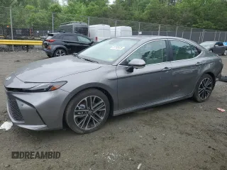 2025 Toyota Camry LE z VIN 4T1DAACKXSU554669, wystawiony jako Copart lot #55768925 z przebiegiem 1 830 mil mil oraz Szkoda całkowita • Salvage title. Historia ofert i sprzedaży dostępna na DreamBid. Obrazek 1.