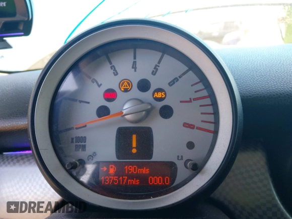 2010 MINI Hardtop S z VIN WMWMF7C53ATX45791, wystawiony jako IAAI lot #42507110 z przebiegiem 137 517 mil mil oraz . Historia ofert i sprzedaży dostępna na DreamBid. Obrazek 7.