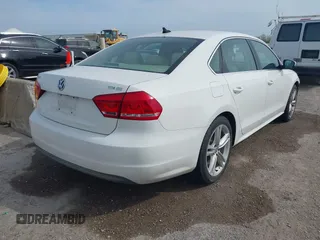 2014 Volkswagen Passat SE z VIN 1VWBN7A32EC003724, wystawiony jako IAAI lot #41890800 z przebiegiem 117 070 mil mil oraz . Historia ofert i sprzedaży dostępna na DreamBid. Obrazek 4.