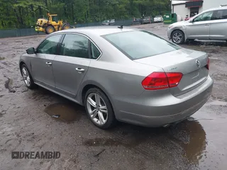 2013 Volkswagen Passat SEL Premium z VIN 1VWCN7A37DC045616, wystawiony jako IAAI lot #42381835 z przebiegiem 130 535 mil mil oraz . Historia ofert i sprzedaży dostępna na DreamBid. Obrazek 3.