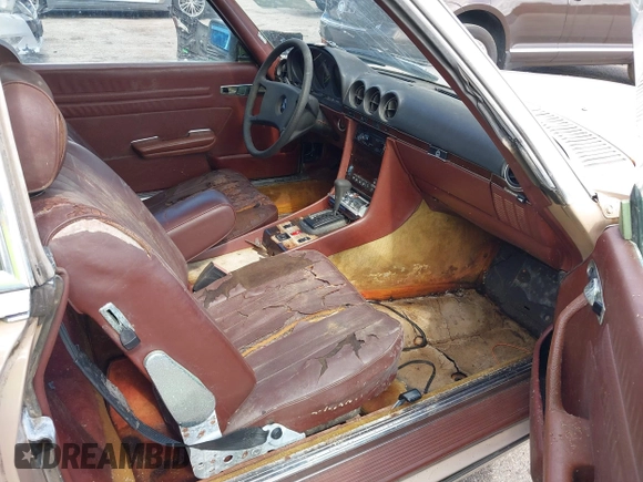 1983 Mercedes-Benz 380 SL z VIN WDBBA45A1DB020815, wystawiony jako IAAI lot #42548157 z przebiegiem 104 615 mil mil oraz . Historia ofert i sprzedaży dostępna na DreamBid. Obrazek 5.