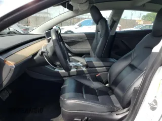 2020 Tesla Model 3 Standard Range Plus z VIN 5YJ3E1EA6LF634067, wystawiony jako Copart lot #50718645 z przebiegiem 26 605 mil mil oraz Szkoda całkowita • Salvage title. Historia ofert i sprzedaży dostępna na DreamBid. Obrazek 7.