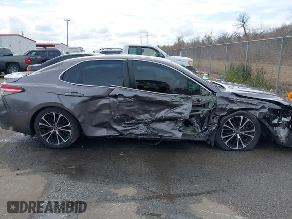 2018 Toyota Camry LE z VIN 4T1B11HK8JU635944, wystawiony jako IAAI lot #41672751 z przebiegiem 174 514 mil mil oraz . Historia ofert i sprzedaży dostępna na DreamBid. Obrazek 13.