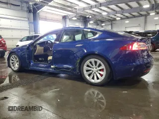 2016 Tesla Model S 90D z VIN 5YJSA1E40GF172712, wystawiony jako Copart lot #63698725 z przebiegiem 99 405 mil mil oraz Szkoda całkowita • Salvage title. Historia ofert i sprzedaży dostępna na DreamBid. Obrazek 2.