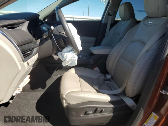 2021 Cadillac XT4 FWD Premium Luxury z VIN 1GYFZCR46MF076066, wystawiony jako Copart lot #47493235 z przebiegiem 21 550 mil mil oraz Nie do naprawy. Historia ofert i sprzedaży dostępna na DreamBid. Obrazek 7.