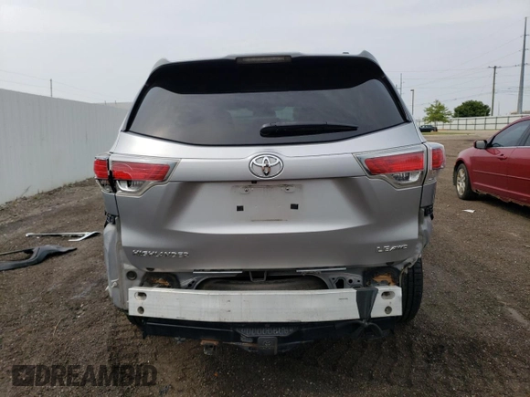 2015 Toyota Highlander LE z VIN 5TDBKRFH2FS121445, wystawiony jako Copart lot #57649785 z przebiegiem 220 455 mil mil oraz Czysty tytuł • Clean title. Historia ofert i sprzedaży dostępna na DreamBid. Obrazek 6.
