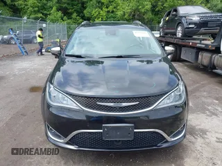 2017 Chrysler Pacifica Limited z VIN 2C4RC1GG3HR566162, wystawiony jako IAAI lot #42375696 z przebiegiem 103 051 mil mil oraz . Historia ofert i sprzedaży dostępna na DreamBid. Obrazek 12.