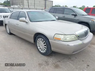 2003 Lincoln Town Car Signature z VIN 1LNHM82W83Y704682, wystawiony jako IAAI lot #41929310 z przebiegiem 242 995 mil mil oraz . Historia ofert i sprzedaży dostępna na DreamBid. Obrazek 1.