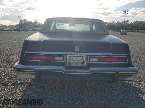 1985 Oldsmobile Toronado Custom Brougham z VIN 1G3EZ57Y6FE321802, wystawiony jako Copart lot #77305454 z przebiegiem 51 559 mil mil oraz Szkoda całkowita • Salvage title. Historia ofert i sprzedaży dostępna na DreamBid. Obrazek 6.
