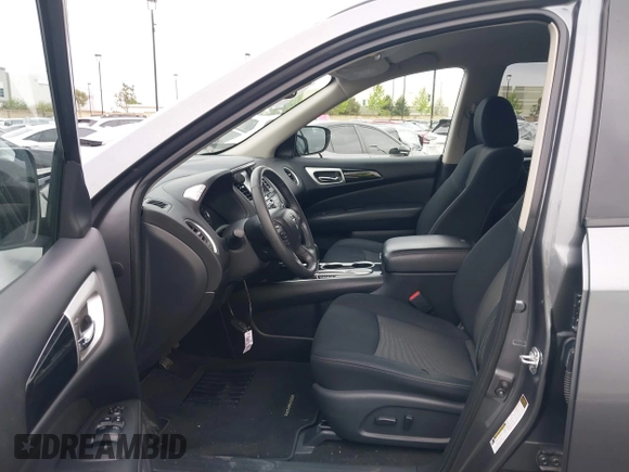 2018 Nissan Pathfinder S z VIN 5N1DR2MN2JC621860, wystawiony jako IAAI lot #42192719 z przebiegiem 52 762 mil mil oraz . Historia ofert i sprzedaży dostępna na DreamBid. Obrazek 5.