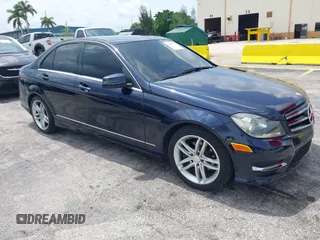 2014 Mercedes-Benz C 250 Sport z VIN WDDGF4HB9EA959513, wystawiony jako IAAI lot #42413556 z przebiegiem 144 773 mil mil oraz . Historia ofert i sprzedaży dostępna na DreamBid. Obrazek 1.