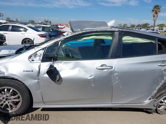 2016 Toyota Prius Four with VIN JTDKARFU0G3504772, listed as a IAAI auction lot 41986601 with 33,165 mi miles. Bid and sale history available at carsss.com. Image 15.