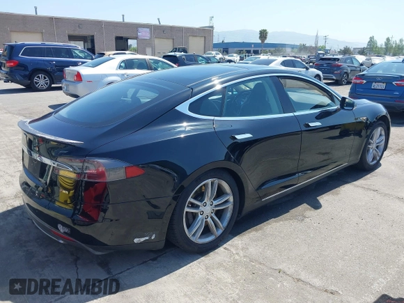 2013 Tesla Model S Performance z VIN 5YJSA1CP6DFP08779, wystawiony jako IAAI lot #42172960 z przebiegiem 136 450 mil mil oraz . Historia ofert i sprzedaży dostępna na DreamBid. Obrazek 4.