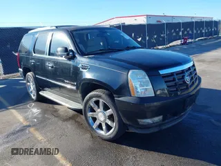 2007 Cadillac Escalade z VIN 1GYFK63867R400993, wystawiony jako IAAI lot #40822553 z przebiegiem 239 657 mil mil oraz . Historia ofert i sprzedaży dostępna na DreamBid. Obrazek 1.