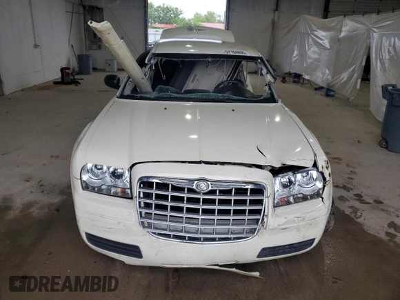2005 Chrysler 300 300 z VIN 2C3AA43R35H584162, wystawiony jako Copart lot #57164895 z przebiegiem Nie podano mil oraz Szkoda całkowita • Salvage title. Historia ofert i sprzedaży dostępna na DreamBid. Obrazek 5.