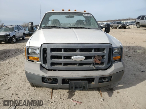 2005 Ford F-350 XL с VIN 1FDSF34595EC82207, выставлен на аукционе Copart как лот 81135964 с пробегом Не указан миль и Списание • Salvage title. История ставок и продаж доступна на DreamBid. Изображение 5.