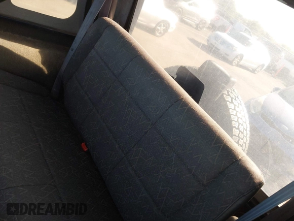 2002 Jeep Wrangler Sport z VIN 1J4FA49SX2P760671, wystawiony jako IAAI lot #41861841 z przebiegiem 125 728 mil mil oraz . Historia ofert i sprzedaży dostępna na DreamBid. Obrazek 8.