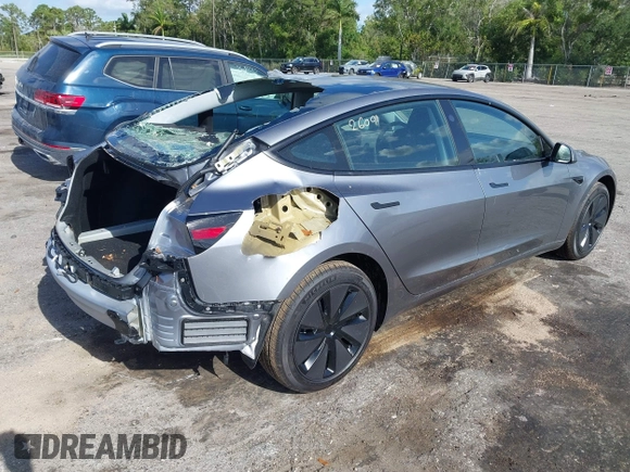 2025 Tesla Model 3 Long Range z VIN 5YJ3E1EA7SF892239, wystawiony jako IAAI lot #42068918 z przebiegiem 17 mil mil oraz . Historia ofert i sprzedaży dostępna na DreamBid. Obrazek 4.