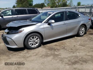 2025 Toyota Camry LE z VIN 4T1DBADK2SU525291, wystawiony jako Copart lot #54872725 z przebiegiem 5 855 mil mil oraz Szkoda całkowita • Salvage title. Historia ofert i sprzedaży dostępna na DreamBid. Obrazek 1.