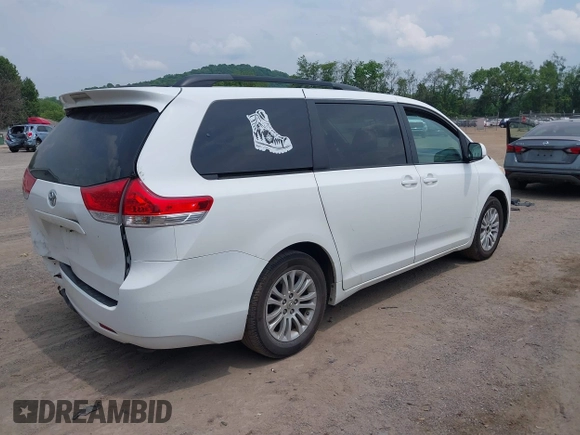 2011 Toyota Sienna XLE AAS z VIN 5TDYK3DC9BS039639, wystawiony jako IAAI lot #42440354 z przebiegiem 291 565 mil mil oraz . Historia ofert i sprzedaży dostępna na DreamBid. Obrazek 4.