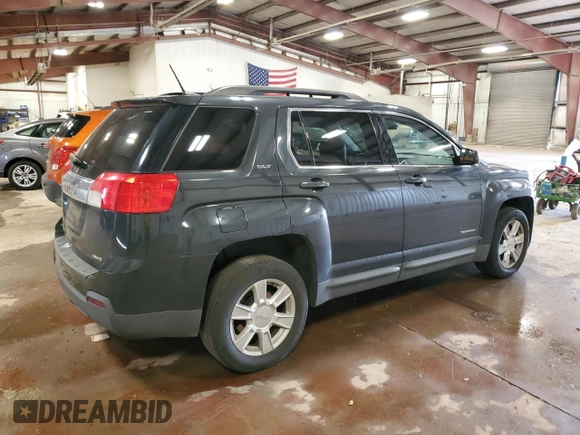 2013 GMC Terrain SLT z VIN 2GKFLVEKXD6396996, wystawiony jako Copart lot #58019125 z przebiegiem 138 205 mil mil oraz Czysty tytuł • Clean title. Historia ofert i sprzedaży dostępna na DreamBid. Obrazek 3.