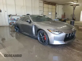 2024 Nissan Z Performance с VIN JN1BZ4BH8RM363566, выставлен на аукционе Copart как лот 47385535 с пробегом 17 514 миль миль и Списание • Salvage title. История ставок и продаж доступна на DreamBid. Изображение 4.