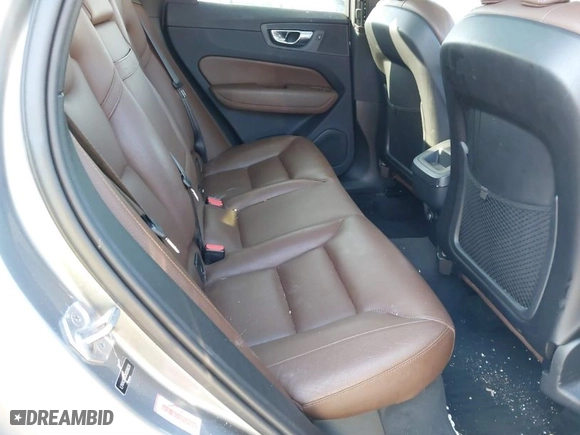 2019 Volvo XC60 Momentum with VIN LYVA22RK0KB306636, listed as a IAAI auction lot 41539565 with 66,610 mi miles. Bid and sale history available at carsss.com. Image 8.