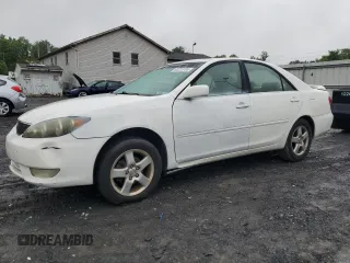 2005 Toyota Camry STD z VIN 4T1BE32K85U575999, wystawiony jako Copart lot #60223795 z przebiegiem 246 460 mil mil oraz Szkoda całkowita • Salvage title. Historia ofert i sprzedaży dostępna na DreamBid. Obrazek 1.