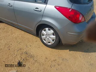 2007 Nissan Versa SL z VIN 3N1BC13E57L424125, wystawiony jako IAAI lot #42418376 z przebiegiem 196 779 mil mil oraz . Historia ofert i sprzedaży dostępna na DreamBid. Obrazek 12.