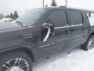 2012 Cadillac Escalade ESV Premium z VIN 1GYS4JEF0CR310045, wystawiony jako IAAI lot #41332306 z przebiegiem 166 676 mil mil oraz . Historia ofert i sprzedaży dostępna na DreamBid. Obrazek 6.