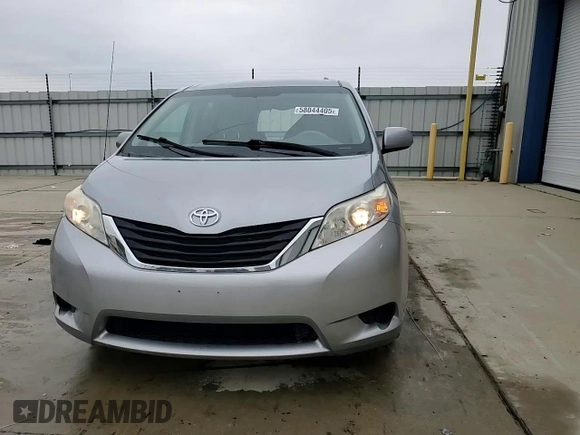 2012 Toyota Sienna LE AAS z VIN 5TDKK3DC0CS222967, wystawiony jako Copart lot #58044405 z przebiegiem 219 970 mil mil oraz Szkoda całkowita • Salvage title. Historia ofert i sprzedaży dostępna na DreamBid. Obrazek 15.