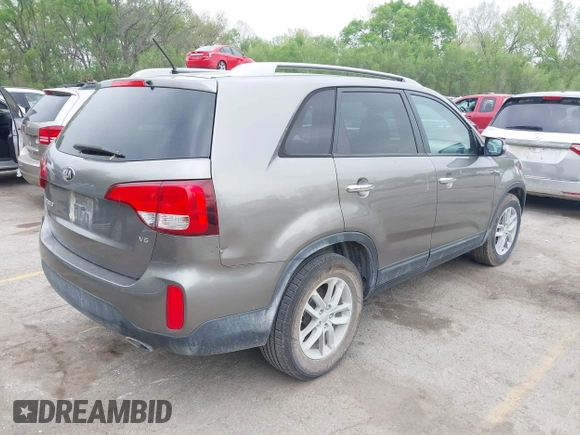 2015 Kia Sorento LX with VIN 5XYKT4A77FG601170, listed as a IAAI auction lot 42080945 with 206,689 mi miles. Bid and sale history available at carsss.com. Image 4.