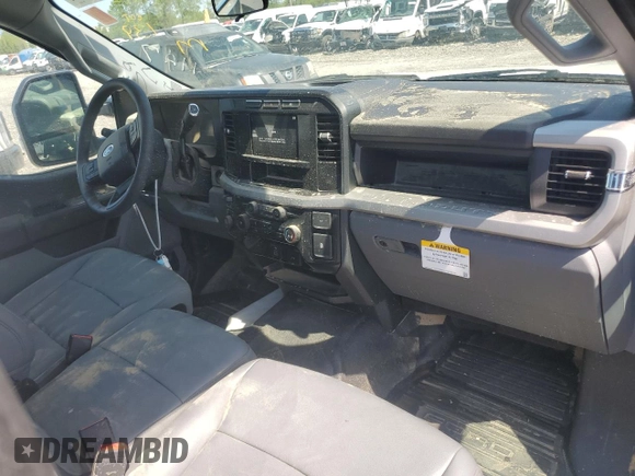2024 Ford F-250 XL z VIN 1FTBF2BA4RED42236, wystawiony jako Copart lot #52189235 z przebiegiem Nie podano mil oraz Szkoda całkowita • Salvage title. Historia ofert i sprzedaży dostępna na DreamBid. Obrazek 8.