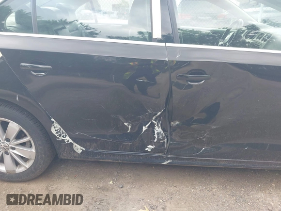 2015 Volkswagen Jetta SE z VIN 3VWD17AJXFM338250, wystawiony jako IAAI lot #42651860 z przebiegiem 119 751 mil mil oraz . Historia ofert i sprzedaży dostępna na DreamBid. Obrazek 6.